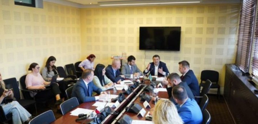 Mosmarrëveshjet e para në Komisionin Hetimor për Energji, përplasen pozitë e opozitë në mbledhjen konstituive