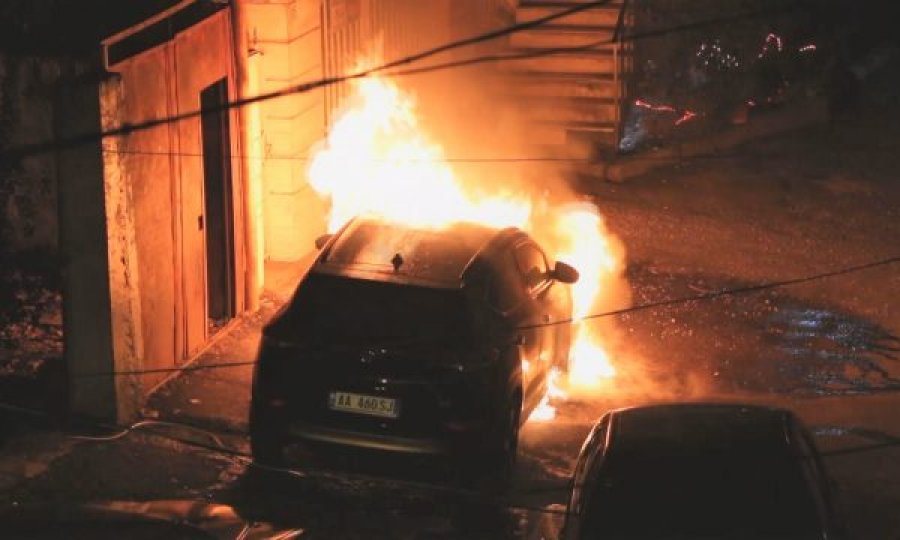 Shkrumbohet nga flakët makina në Vlorë