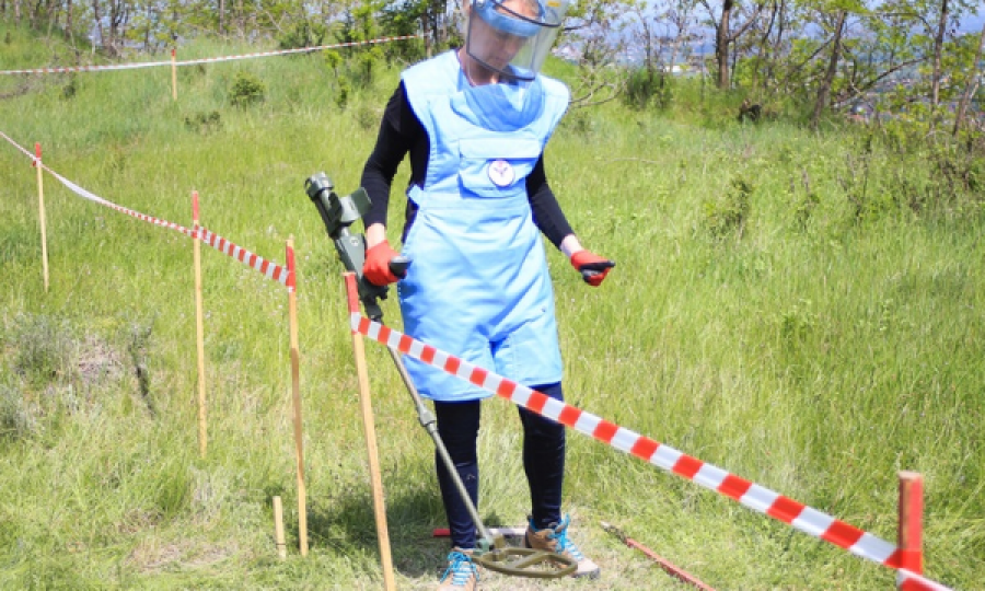 Media gjermane: Ekspertët e Kosovës mësojnë gratë ukrainase për asgjësimin e minave