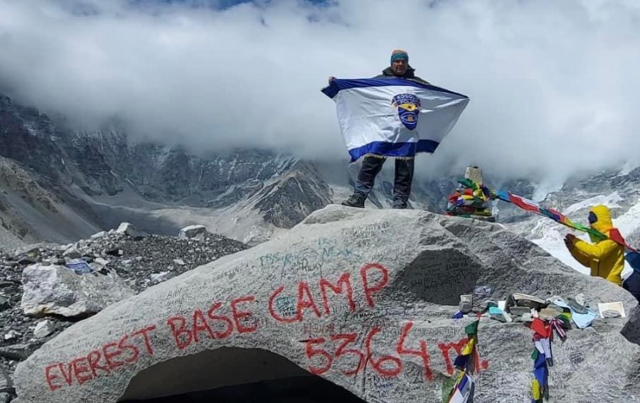 Zëdhënësi i policisë kosovare ngjitet në majën e Everestit, ua kushton kolegëve të rënë në detyrë