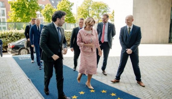  Abazoviq po qëndron në Hagë