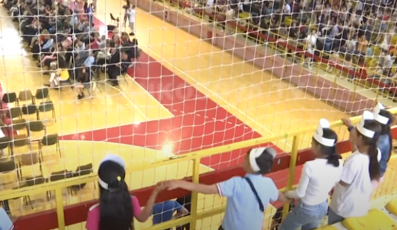 Racizmi në Festën e Abetares, arsyetimet e ndryshme të mësueses e drejtorit të shkollës