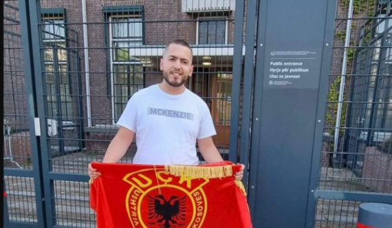Me flamurin e UÇK-së, Kosovari që shkoi tek Specialja për ta pritur vendimin për Haradinajn e Gucatin