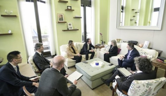 Kurti pritet në takim nga senatorja Joni Ernst