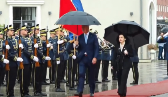 Gjukanoviq pritet me ceremoni shtetërore nga presidentja Osmani