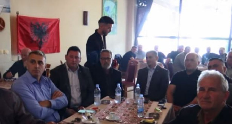 Mbushet salla në Gllogjan, bashkëluftëtarët presin lirimin e Haradinajt dhe Gucatit