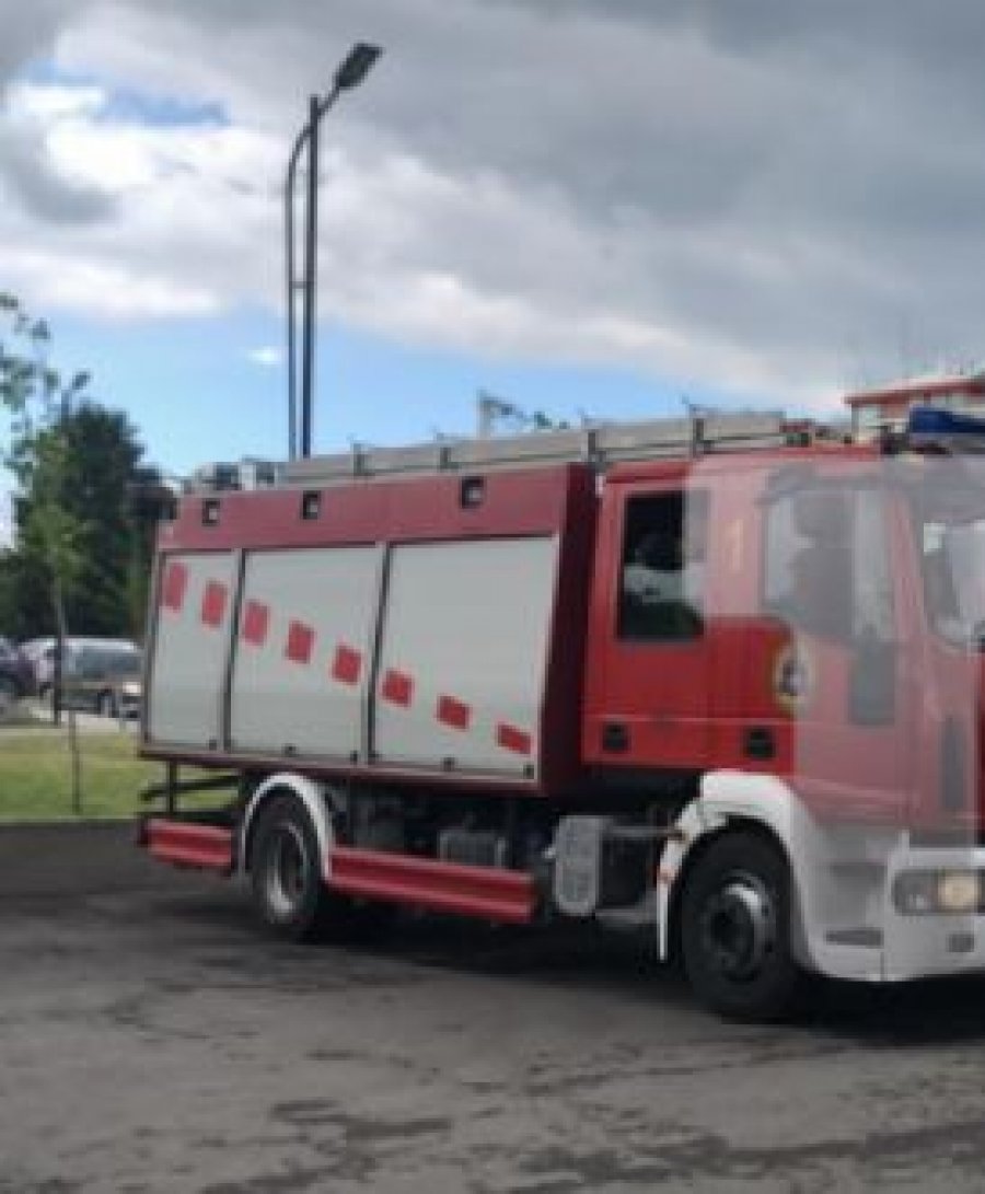 Kërcënimi me bombë te “Xhevdet Doda”, zjarrfikësit hyjnë në objektin e shkollës