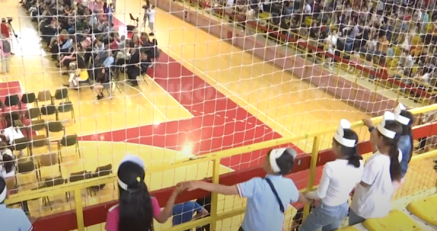 Racizmi në Festën e Abetares, arsyetimet e ndryshme të mësueses e drejtorit të shkollës