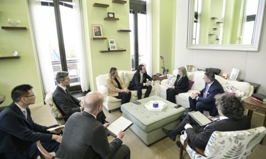 Kurti pritet në takim nga senatorja Joni Ernst