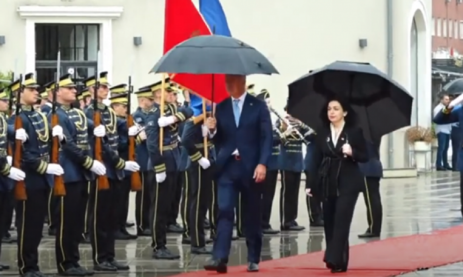 Gjukanoviq pritet me ceremoni shtetërore nga presidentja Osmani