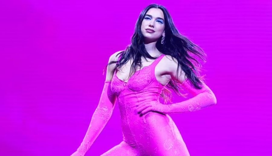 Dua Lipa duket e mahnitshme me veshjen e saj ngjyrë rozë teksa performon në skenën e turneut “Future Nostalgia” (FOTO)