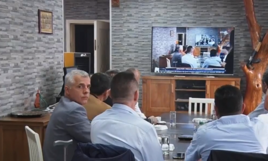 Anëtarët e OVL e UÇK’së mblidhen për ta përcjellë seancën ndaj Gucatit dhe Haradinajt