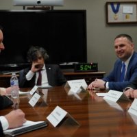 Kurti takohet me senatorin amerikan i cili e quajti “kokëfortë” për dialogun