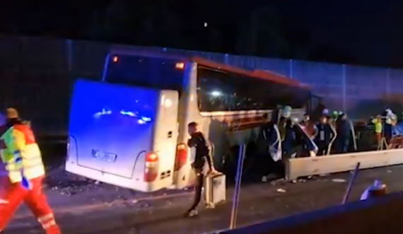 Momenti kur udhëtarët dalin nga autobusi i aksidentuar në Austri