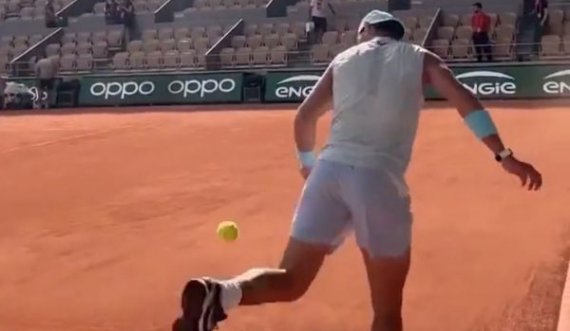 Rafael Nadal e shfaq talentin e tij në futboll, dhuron spektakël me këmbë me top të tenisit