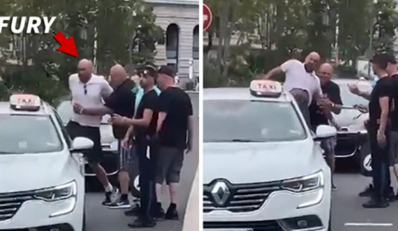 Taksisti refuzon ta marrë në veturë Furyn e dehur