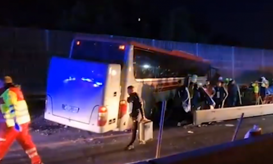 Momenti kur udhëtarët dalin nga autobusi i aksidentuar në Austri