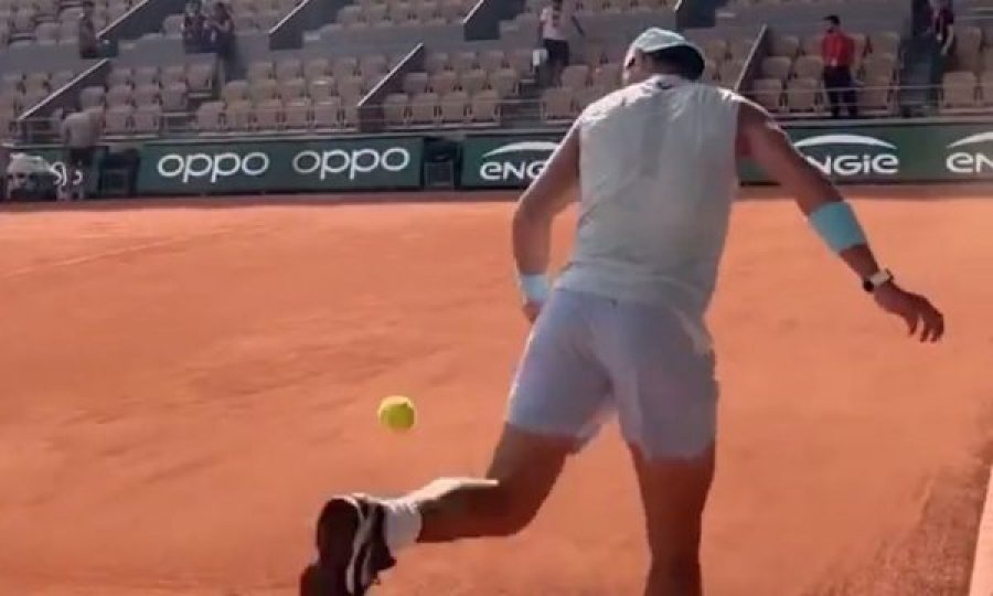 Rafael Nadal e shfaq talentin e tij në futboll, dhuron spektakël me këmbë me top të tenisit