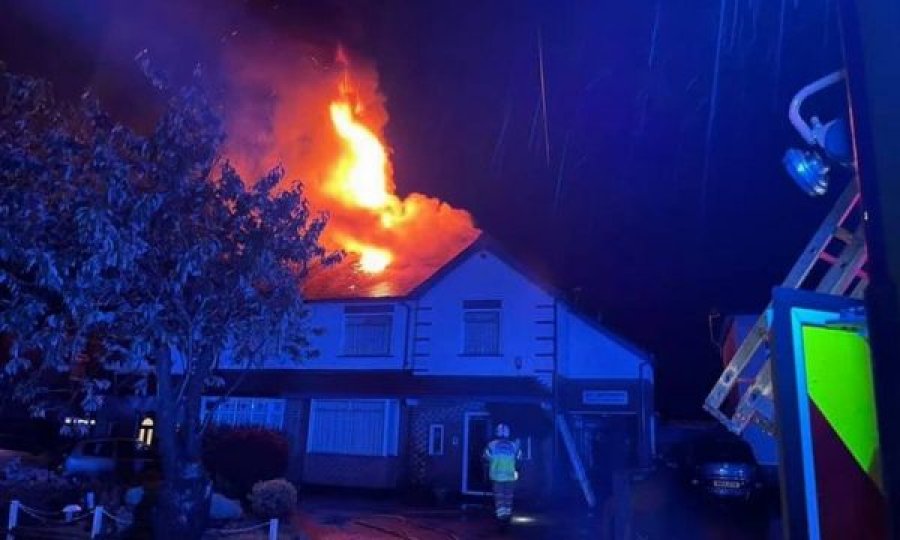 Rrufeja shkakton zjarr të madh 