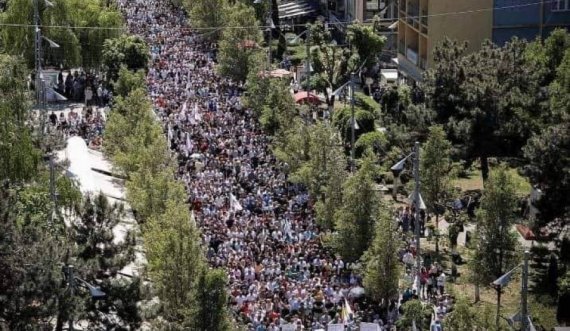 Dikur njerëzit në masë i mblidhte Kurti sot Rrahman Jashari po e nxin sheshin kundër tij