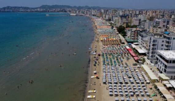 Pacientët duke pritur derisa 600 punëtorë të QKUK-së kanë shkuar në ekskursion në Shqipëri