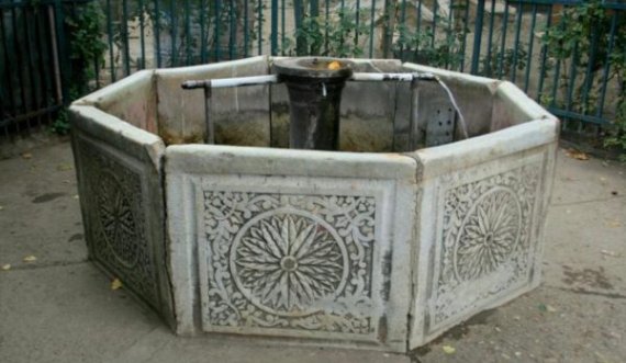 Raportohet se është rrënuar qeshma e vjetër e xhamisë në Prishtinë