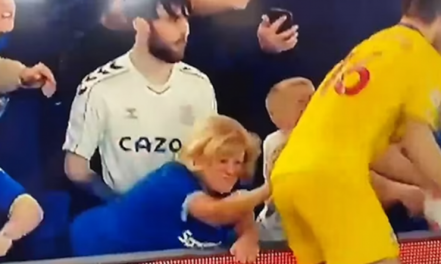 Momenti kur një tifoze e Evertonit e goditi me shuplakë futbollistin e Crystal Palace