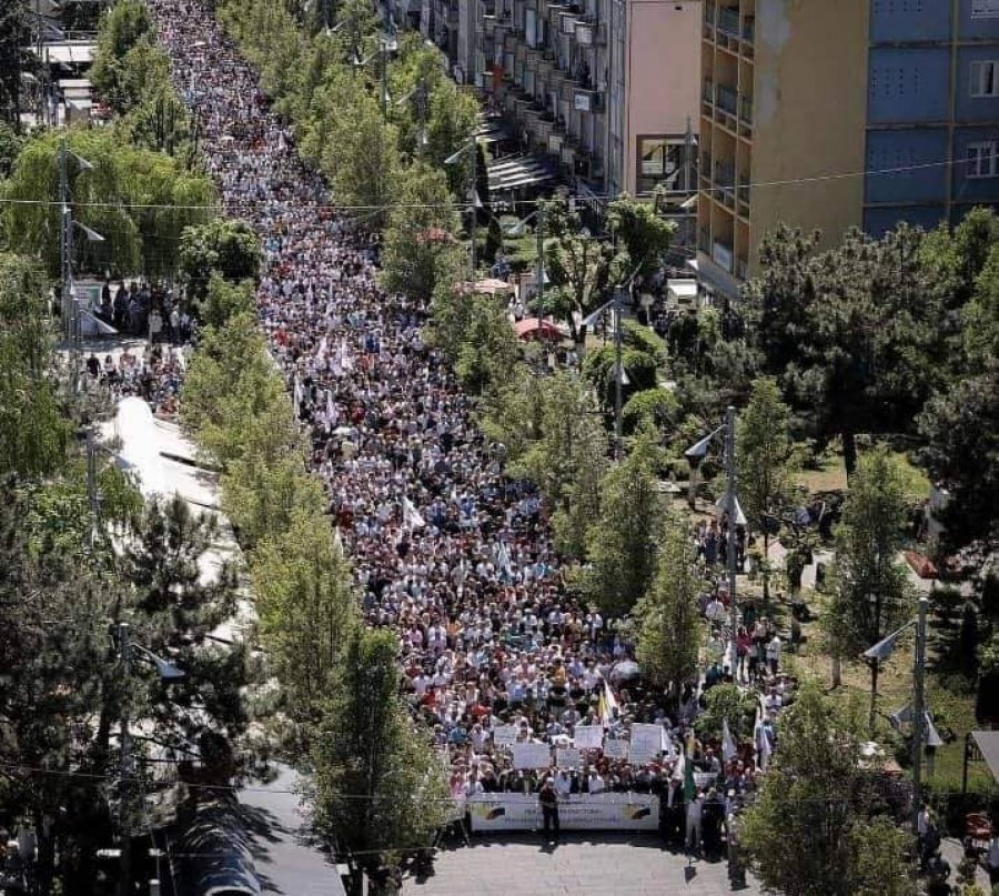 Dikur njerëzit në masë i mblidhte Kurti sot Rrahman Jashari po e nxin sheshin kundër tij