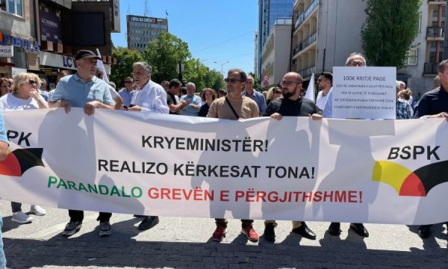 Pas protestës së sindikatave, deputetët e VV-së e presin kryetarin e tyre në zyrë