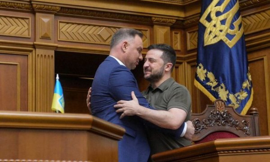 Lideri i parë në parlamentin ukrainas, presidenti i Polonisë përqafon Zelenskyn pas fjalimit