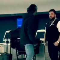 Punëtori i aeroportit dhe pasagjeri rrahen mes vete