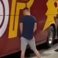 Tifozët e Feyenoordit urinojnë tek autobusi i Romës
