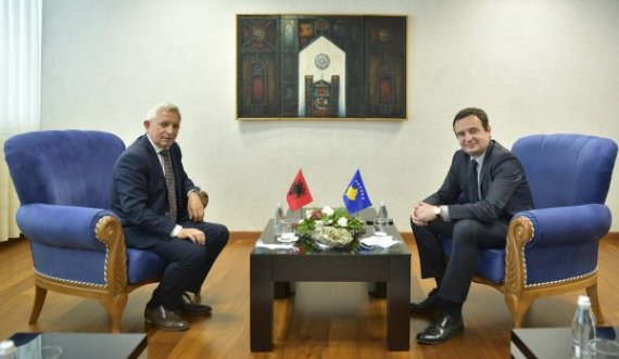 Ambasadori Minxhozi në Manastir të Deçanit, a po i bën edhe Shqipëria presion Kurtit?