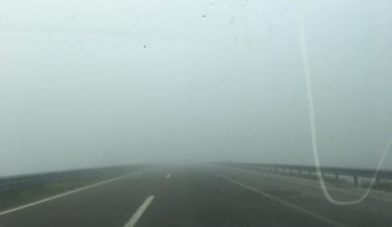 Mjegull e dendur në Kosovë, vështirësi qarkullimi në komunikacion