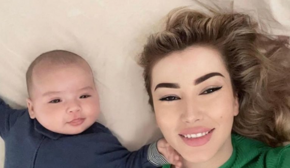 Selvija publikon foton me të ëmbël me djalin e saj
