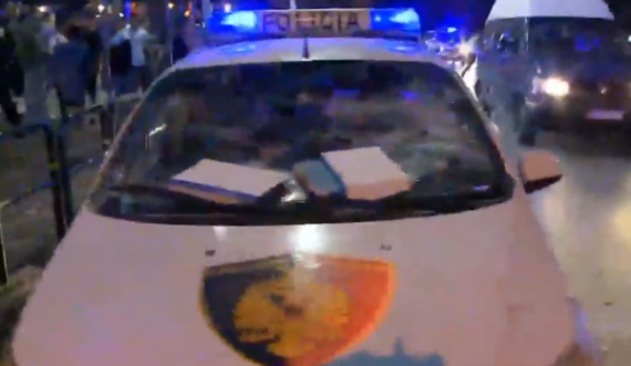 “Shpërthen” dhuna edhe nga tifozët e Romës, shkatërrojnë një veturë policie në Tiranë