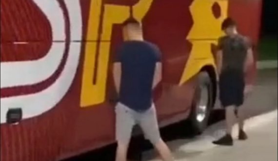 Tifozët e Feyenoordit urinojnë tek autobusi i Romës