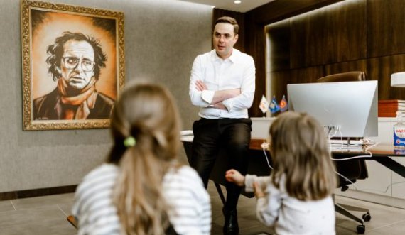 Abdixhiku i merr vajzat e tij në zyrë, shënon Ditën e Presidentit