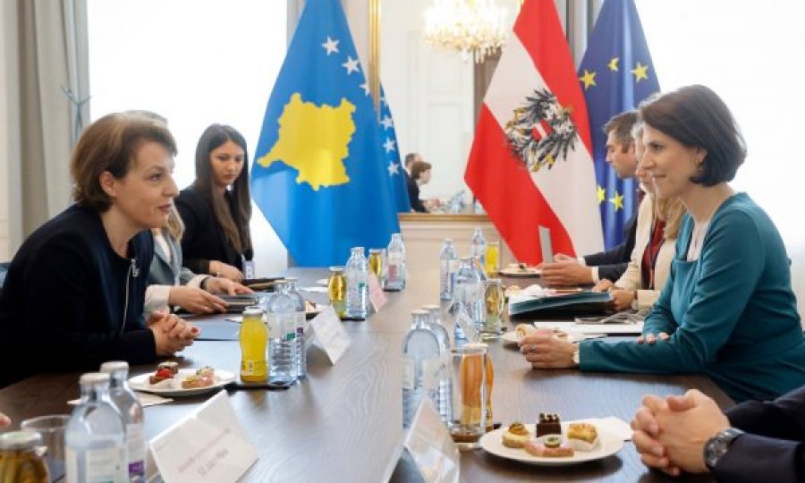 Ministrja austriake e BE-së: Është koha që përfundimisht t’i liberalizohen vizat Kosovës
