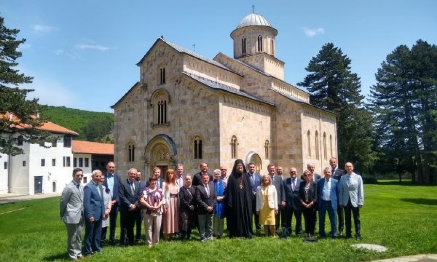 Pas komunikatës së QUINT’it, ambasadorët e huaj shkojnë për vizitë në Manastirin e Deçanit