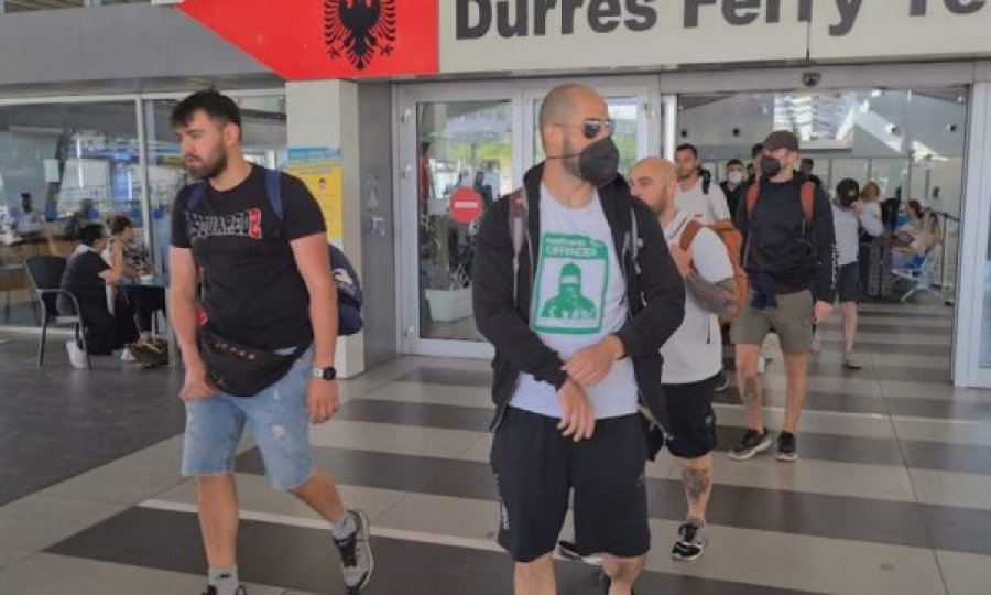 Mbi 100 tifozë të Romës mbërrijnë në portin e Durrësit, policia merr masa