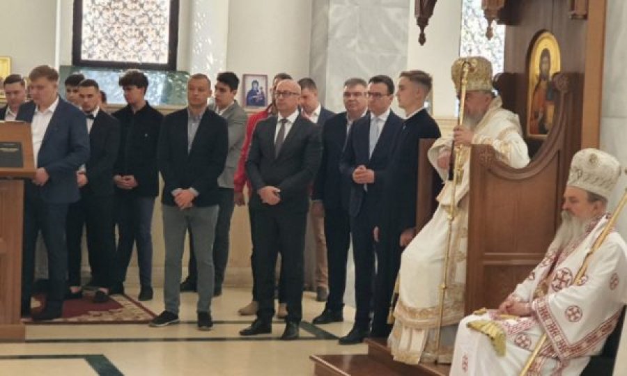 Petkoviq në Kosovë, merr pjesë në liturgjinë e Kishës në Prizren i shoqëruar nga ministri Rakiq