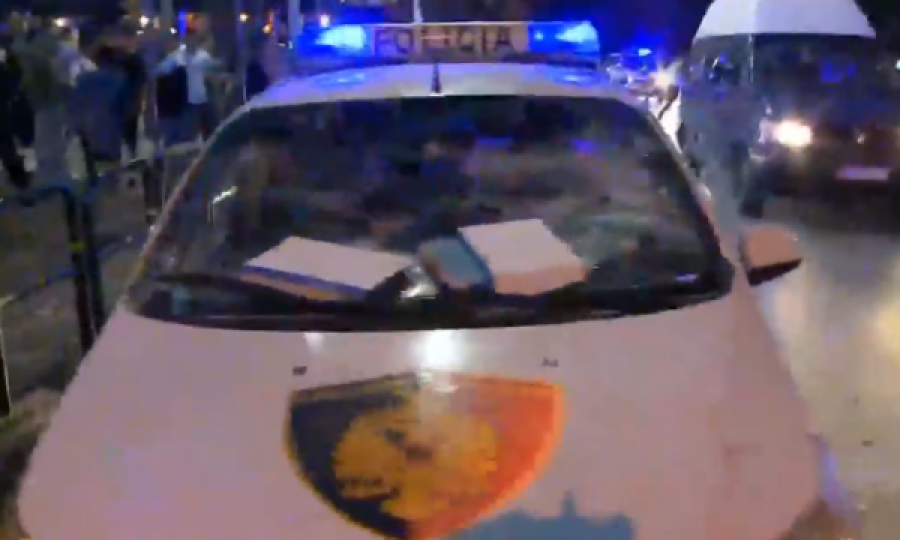 “Shpërthen” dhuna edhe nga tifozët e Romës, shkatërrojnë një veturë policie në Tiranë