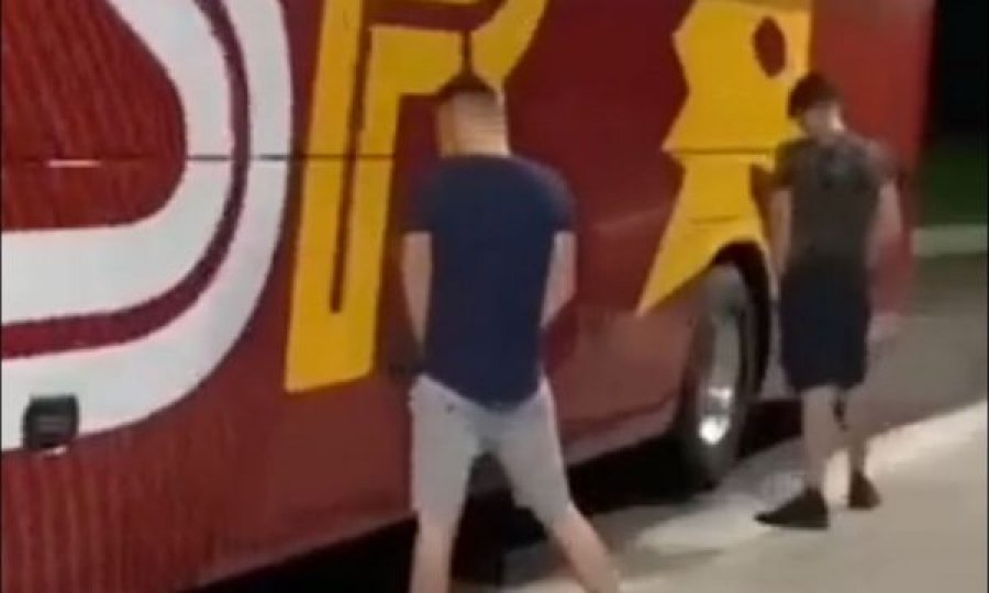 Tifozët e Feyenoordit urinojnë tek autobusi i Romës