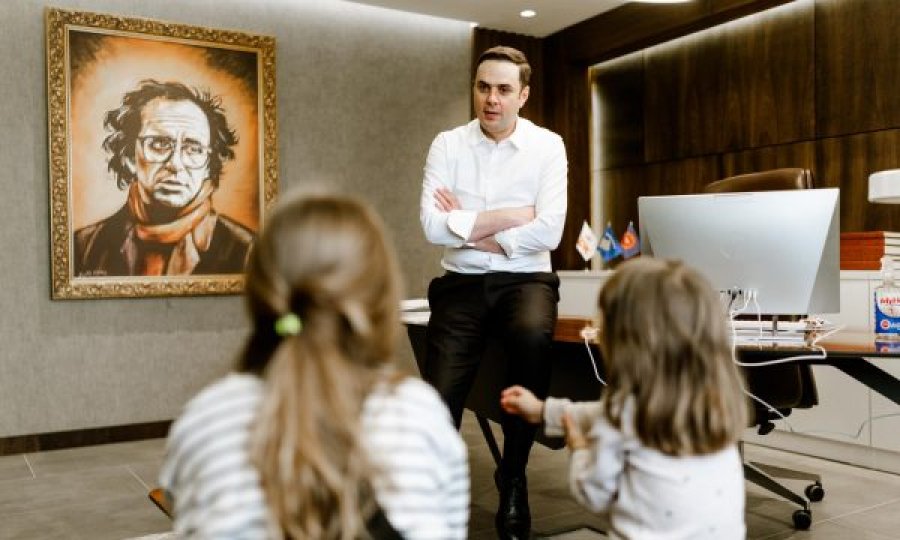 Abdixhiku i merr vajzat e tij në zyrë, shënon Ditën e Presidentit