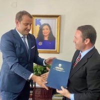 Kosova me ambasador të ri në Shkup, Prindon Sadriu ia dorëzon detyrën