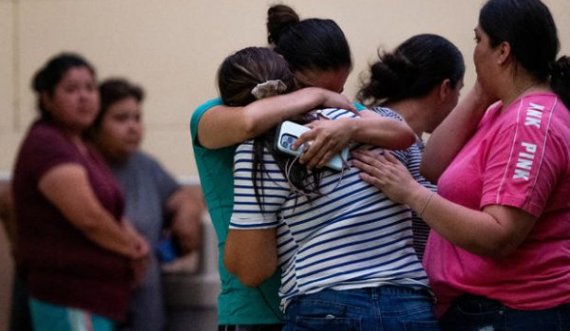 Fëmijët u bllokuan në klasë e më pas u qëlluan për vdekje nga 18-vjeçari në Teksas