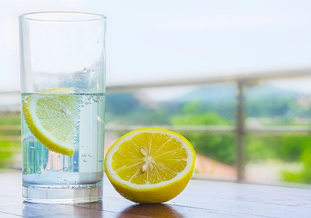 Dietologët tregojnë për aftësitë për humbje në peshë nga uji me limon