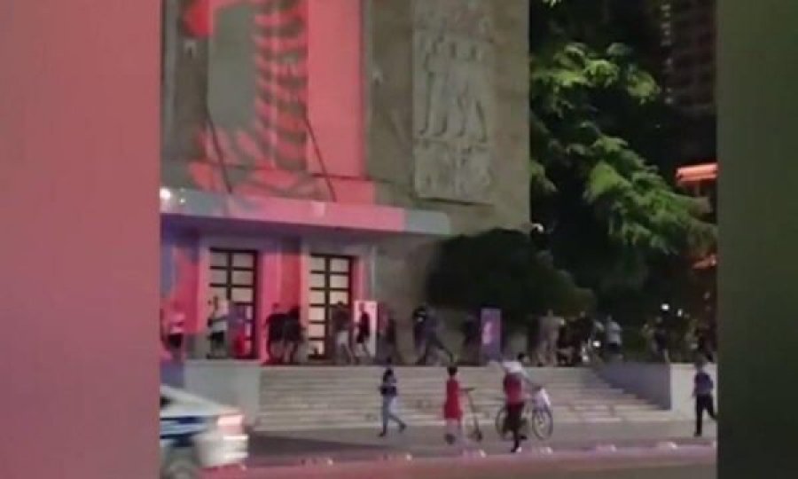 Vandalizëm i tmerrshëm, tifozët e Romës e sulmojnë edhe objektin e kryeministrisë në Tiranë