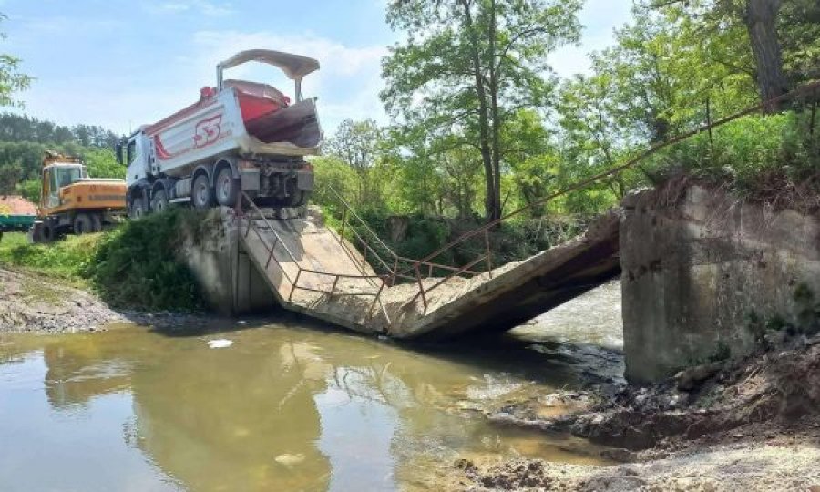 Banorët e një fshati të Podujevës të rrezikuar nga ura, kjo është gjendja e saj